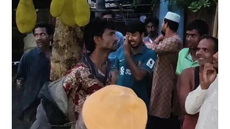 কাপড় চুরির অপবাদে যুবককে গাছে বেঁধে নির্যাতন, ভিডিও ভাইরাল